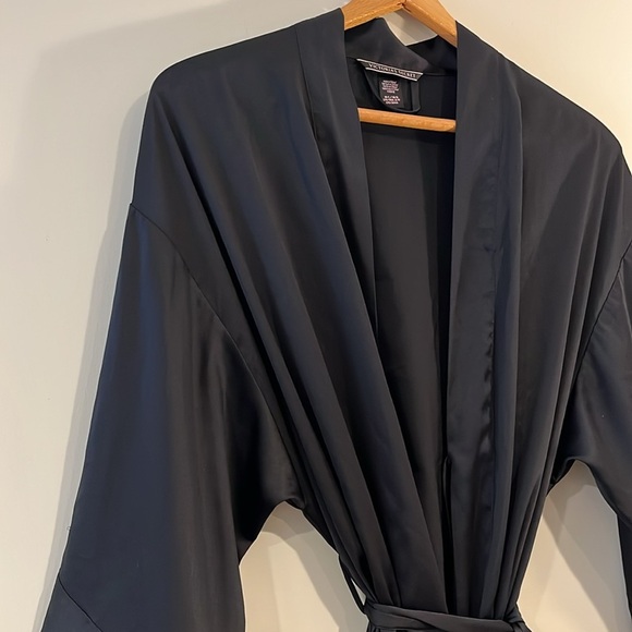 VICTORIA’S SECRET Short Black Silky Sexy Satin Wrap Robe Waist Tie V-Neck - Picture 3 of 8